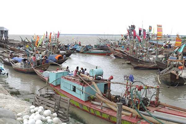 ভোলায় মেঘনা নদীতে ১২ জেলের ট্রলারে ডাকাতি