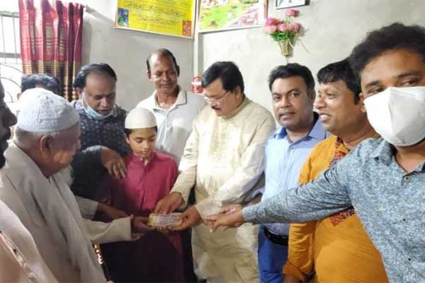 বিস্ফোরণে নিহত মুয়াজ্জিনের পরিবারকে অর্থমন্ত্রীর সহায়তা  


