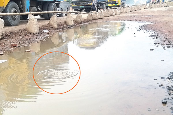 গ্যাস বের হচ্ছে মহাসড়কে 