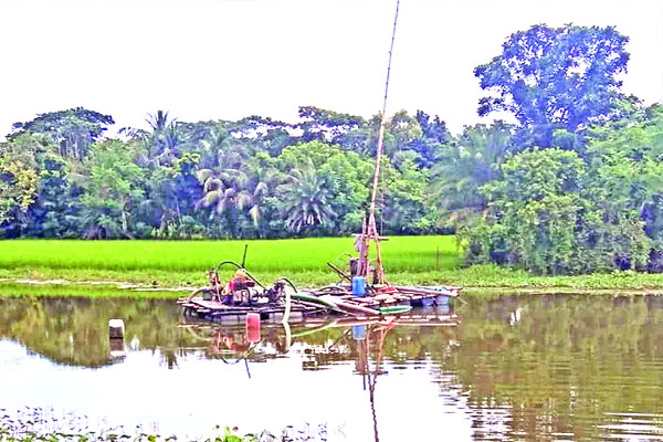 খুলনায় বেপরোয়া বালু ব্যবসায়ীরা