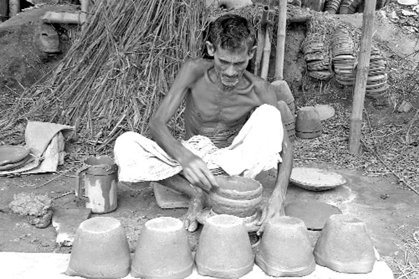 বগুড়ায় বিলুপ্তির পথে মৃৎশিল্প