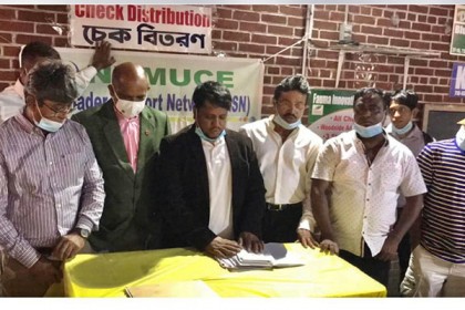 নিউইয়র্কে করোনায় বিপর্যস্ত প্রবাসীদের মাঝে চেক বিতরণ