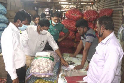 বরিশালে পিঁয়াজপট্টিতে ভ্রাম্যমাণ আদালতের অভিযান