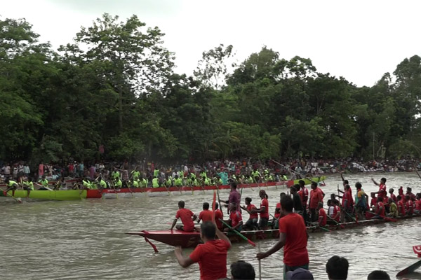 দেলদুয়ারে ঐতিহ্যবাহী নৌকা বাইচ অনুষ্ঠিত