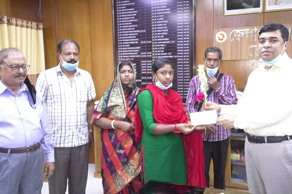 ভোলায় স্কুলছাত্রী স্বরলিপীকে প্রধানমন্ত্রীর ১ লাখ টাকা সম্মাননা প্রদান