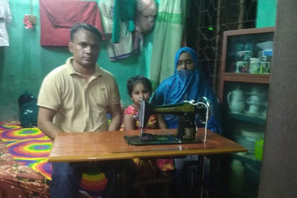 বরিশালে অসহায় বিধবাকে সেলাই
মেশিন প্রদান