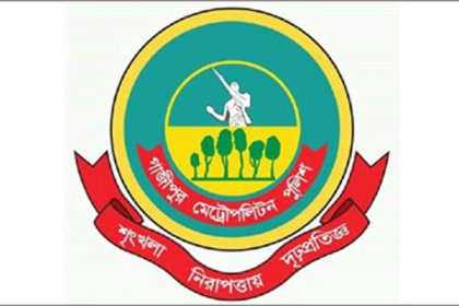 ঢাকা-টাঙ্গাইল মহাসড়কে অবৈধ পার্কিং বন্ধে পুলিশের অভিযান