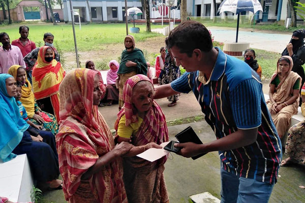 মির্জাপুরে বন্যার্তদের নগদ অর্থ সহায়তা 

