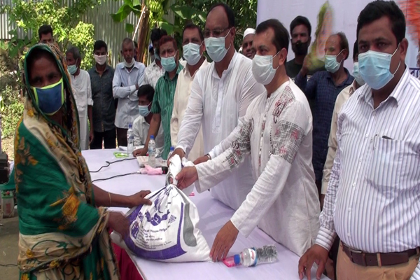 মানিকগঞ্জে বন্যার্তদের মাঝে খাদ্য সহায়তা বসুন্ধরা গ্রুপের 