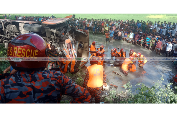 মাগুরায় বাস-মাইক্রোবাসের ত্রিমুখী সংঘর্ষে চার যাত্রী নিহত