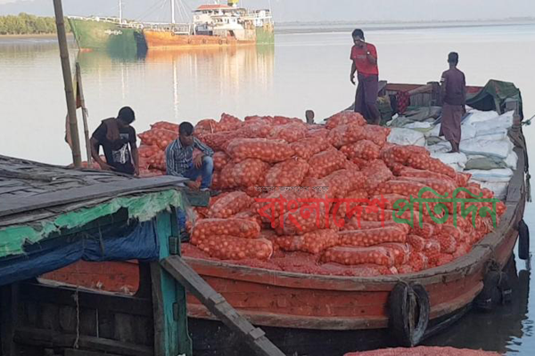 আড়াই মাস পর মিয়ানমার থেকে এলো পিয়াজ ভর্তি ট্রলার