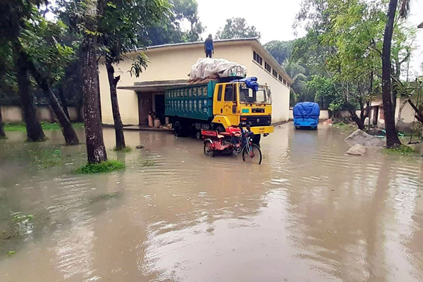 সরকারি খাদ্য গুদাম চত্বরে পানি, নিষ্কাশন ব্যবস্থা অকেজো