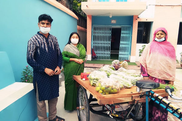 নাটোরে নারী সবজি বিক্রেতাকে ভ্যান উপহার 