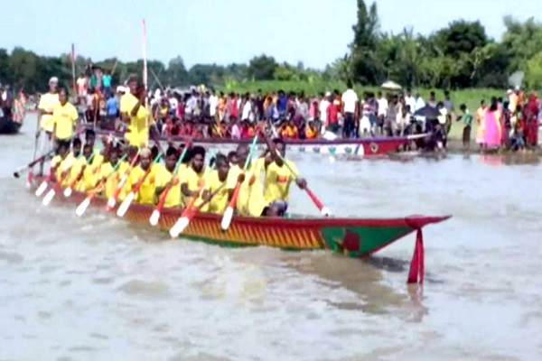 শেরপুরে ঐতিহ্যবাহী নৌকাবাইচ প্রতিযোগিতা 