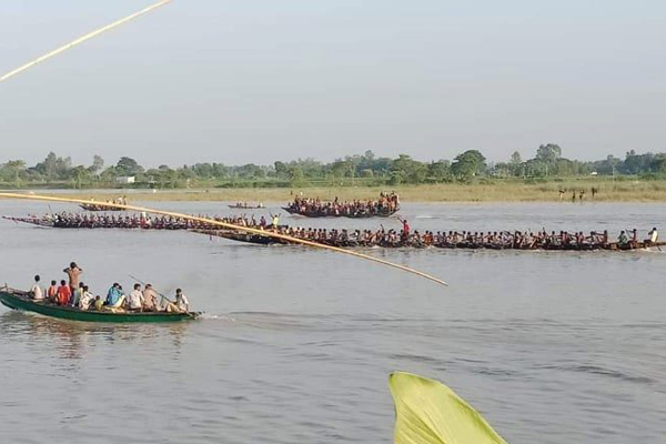 ব্রহ্মপুত্র নদে নৌকাবাইচ প্রতিযোগিতায় সেরা 'মামা-ভাগ্নে'