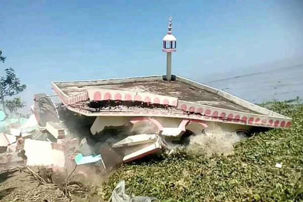ভাঙনের কবলে পড়ে নদীতে বিলীন হয়ে গেল মসজিদটি