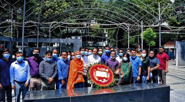 বঙ্গবন্ধুর প্রতিকৃতিতে ৩১তম বিসিএস নতুন কমিটির শ্রদ্ধা  