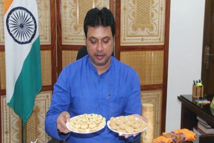 বাঁশ দিয়ে তৈরি বিস্কুট, নিজে খেয়ে উদ্বোধন করলেন ত্রিপুরার মুখ্যমন্ত্রী