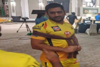 চীনা মোবাইলের বিজ্ঞাপন, আইপিএল’র আগে নিন্দার মুখে ধোনি