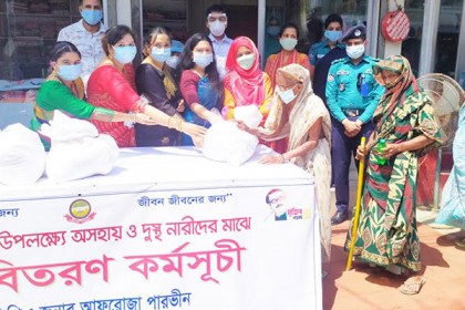 বরিশালে দুস্থ কর্মহীন নারীদের মাঝে খাদ্য সহায়তা