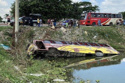 সাভারে যাত্রীবাহী বাস খাদে পড়ে আহত ২৫