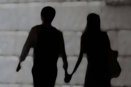 স্ত্রীর কাছে করোনা রোগী সেজে পরকীয়া প্রেমিকাসহ লাপাত্তা স্বামী, অতঃপর..!