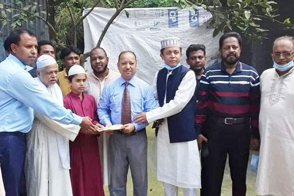 নারায়ণগঞ্জে মসজিদে বিস্ফোরণে নিহত মুয়াজ্জিনের পরিবারকে অনুদান