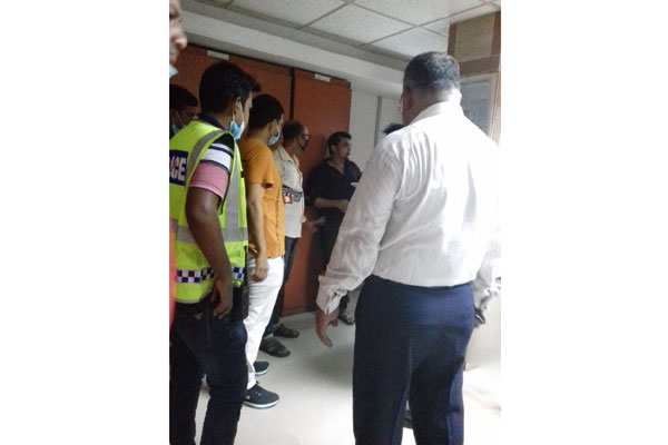 খুলনায় ব্যাংক থেকে গ্রাহকের
টাকা উধাও