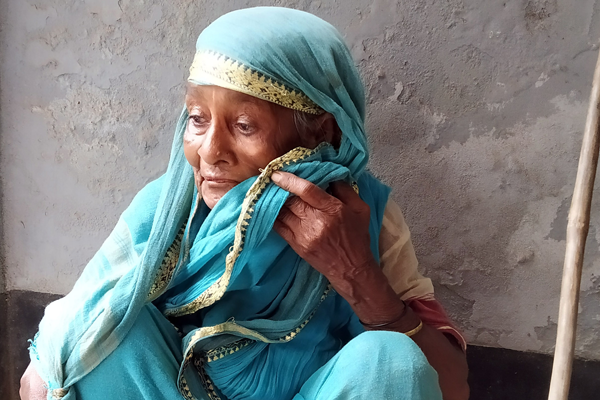 ৭৮ বছর বয়সেও ভিক্ষা করেন ফাতেমা, মেলেনি সামাজিক নিরাপত্তার কার্ড