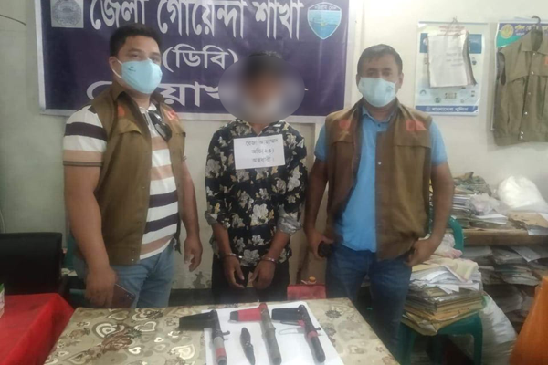 নোয়াখালীতে গোয়েন্দা পুলিশের অভিযানে অস্ত্রসহ আটক ১