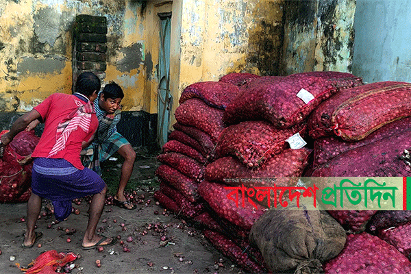 হিলি বন্দরে দুর্গন্ধ ছড়াচ্ছে পিয়াজ, ২৫শ টাকার বস্তা ১শ টাকায়! 