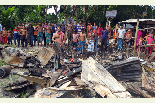মাগুরায় পুলিশকে চুরির তথ্য দেয়ায় দোকানে আগুন, আটক ২