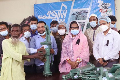 বানভাসি মানুষের পাশে আরএফএল