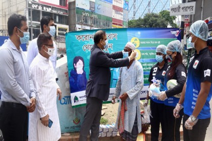 
করোনা প্রতিরোধে মাস্ক বিতরণ করলো ফার্স্ট সিকিউরিটি ইসলামী ব্যাংক
