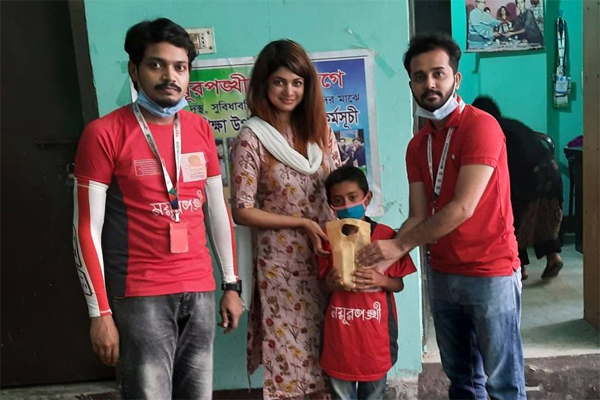 ময়ূরপঙ্খীর খাদ্য প্রদান কর্মসূচিতে সোহানা সাবা