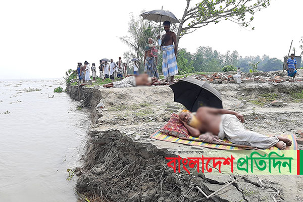 বাঁধ নির্মাণের দাবিতে নদীর পাড়ে দুই বৃদ্ধের অনশন!