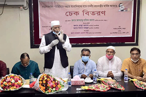 বগুড়ায় সাংবাদিকদের মাঝে প্রধানমন্ত্রীর চেক বিতরণ