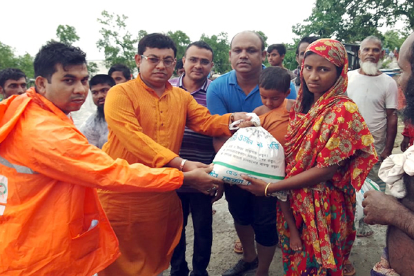 কলাপাড়ায় বন্যার্তদের খাদ্য সহায়তা যুবলীগ নেতার