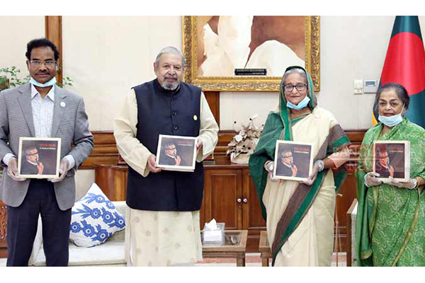 ‘শেখ মুজিব এ নেশন’স ফাদার’ শীর্ষক বইয়ের মোড়ক উন্মোচন