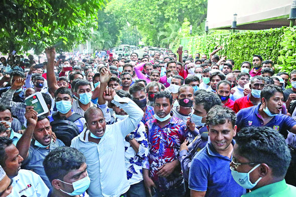 কারওয়ান বাজারে সড়ক অবরোধ করে সৌদি প্রবাসীদের বিক্ষোভ