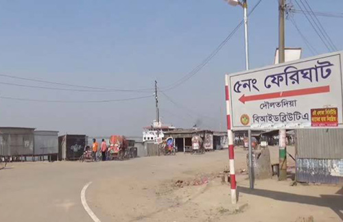 নাব্য সংকটে পাটুরিয়ার ৫নং ঘাট বন্ধ