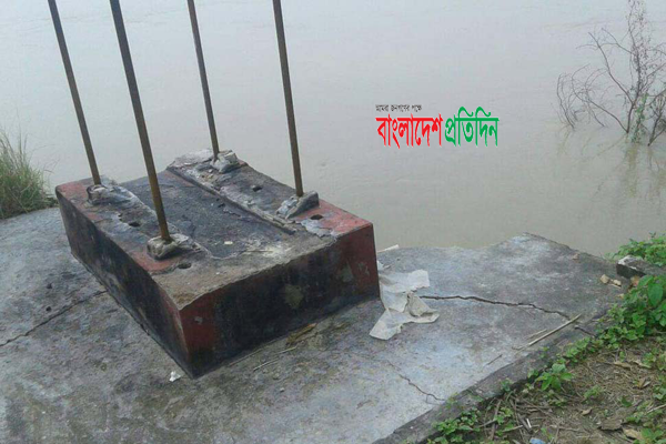 গড়াই নদীর ভাঙনে বিলীন মহাশ্মশানের একাংশ