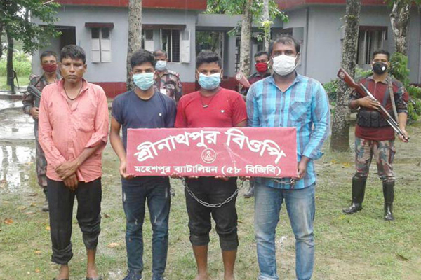 মহেশপুর সীমান্ত থেকে ৪ জন আটক