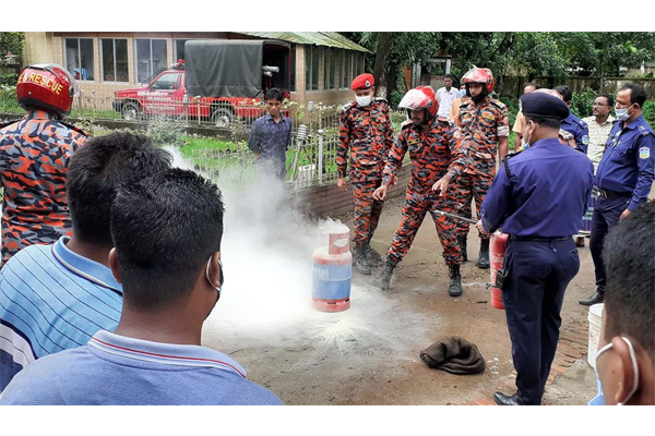 ফুলপুর থানায় ফায়ার সার্ভিসের সচেতনতামূলক মহড়া