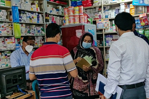 হিলিতে মেয়াদোত্তীর্ণ ওষুধ রাখায় দুই দোকানিকে জরিমানা