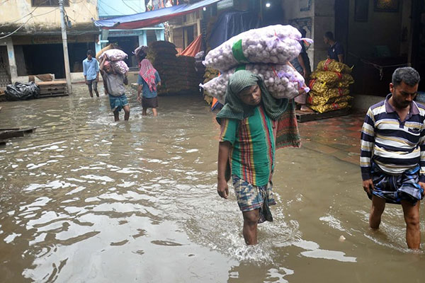 হালকা বৃষ্টি-জোয়ারের পানিতে চট্টগ্রামে দুর্ভোগে চরমে