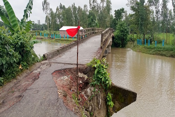 সোনাতলা-সারিয়াকান্দি সড়ক যোগাযোগ বন্ধ, পথচারীদের চরম দুর্ভোগ