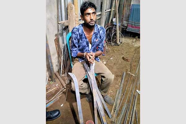 নেত্রকোনায় রামদা বানানোর সময় হাতেনাতে যুবক আটক