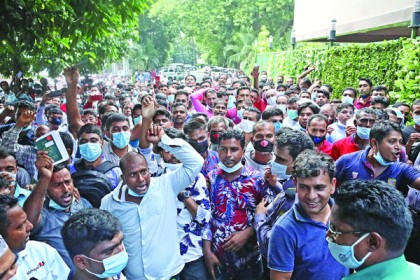 কারওয়ান বাজারে সড়ক অবরোধ করে সৌদি প্রবাসীদের বিক্ষোভ