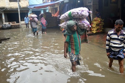 হালকা বৃষ্টি-জোয়ারের পানিতে চট্টগ্রামে দুর্ভোগে চরমে